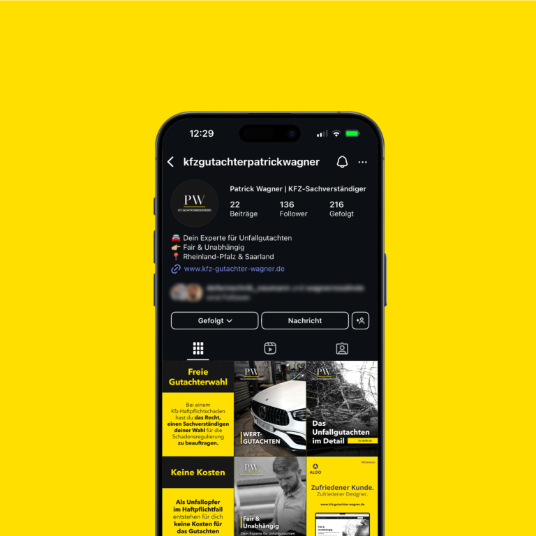 Ein schwarzes Smartphone auf gelbem Hintergrund zeigt den Social-Media-Account von kfzgutachterpatrickwagner.