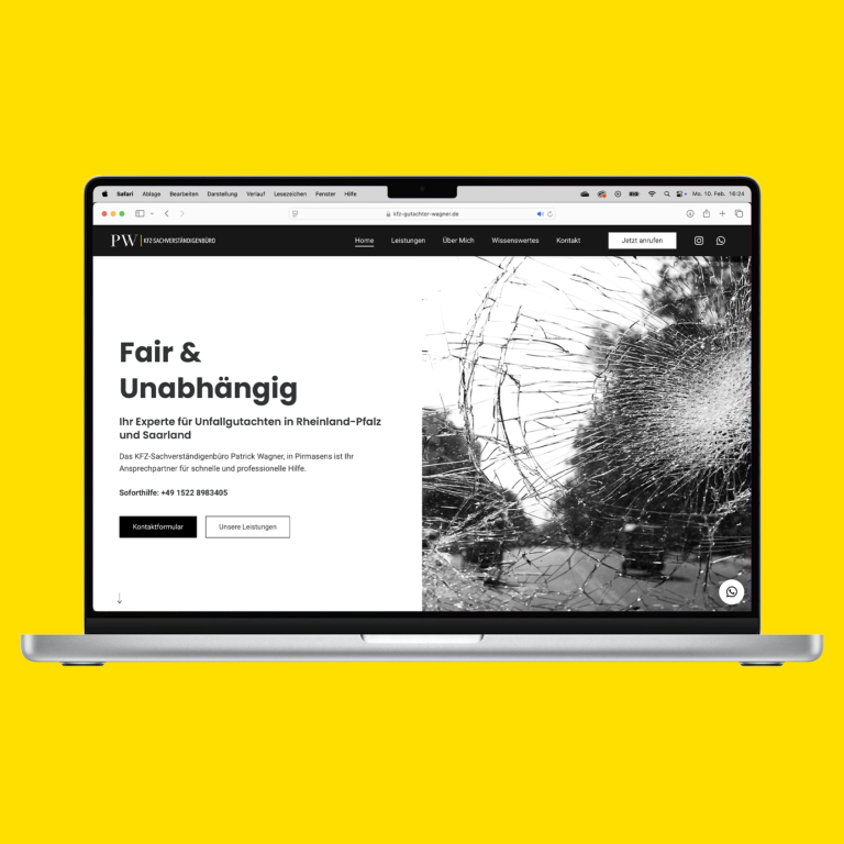 Laptop auf gelbem Hintergrund, zeigt eine Website mit dem Text "Fair & Unabhängig" und einer gesprungenen Windschutzscheibe, als Bild.